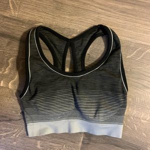 women’s size small sports bra